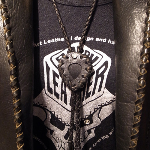 Johnny Depp の 胸元に Bobby Art Leather（ギターピックホルダー