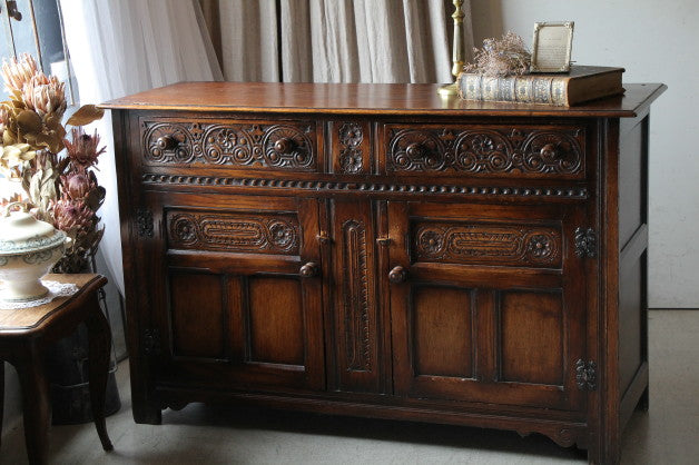 豪華な彫り模様の1930年代サイドボード イギリスアンティーク家具