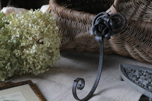 バラ模様が素敵なアイアンフック（鉄） フランスアンティーク