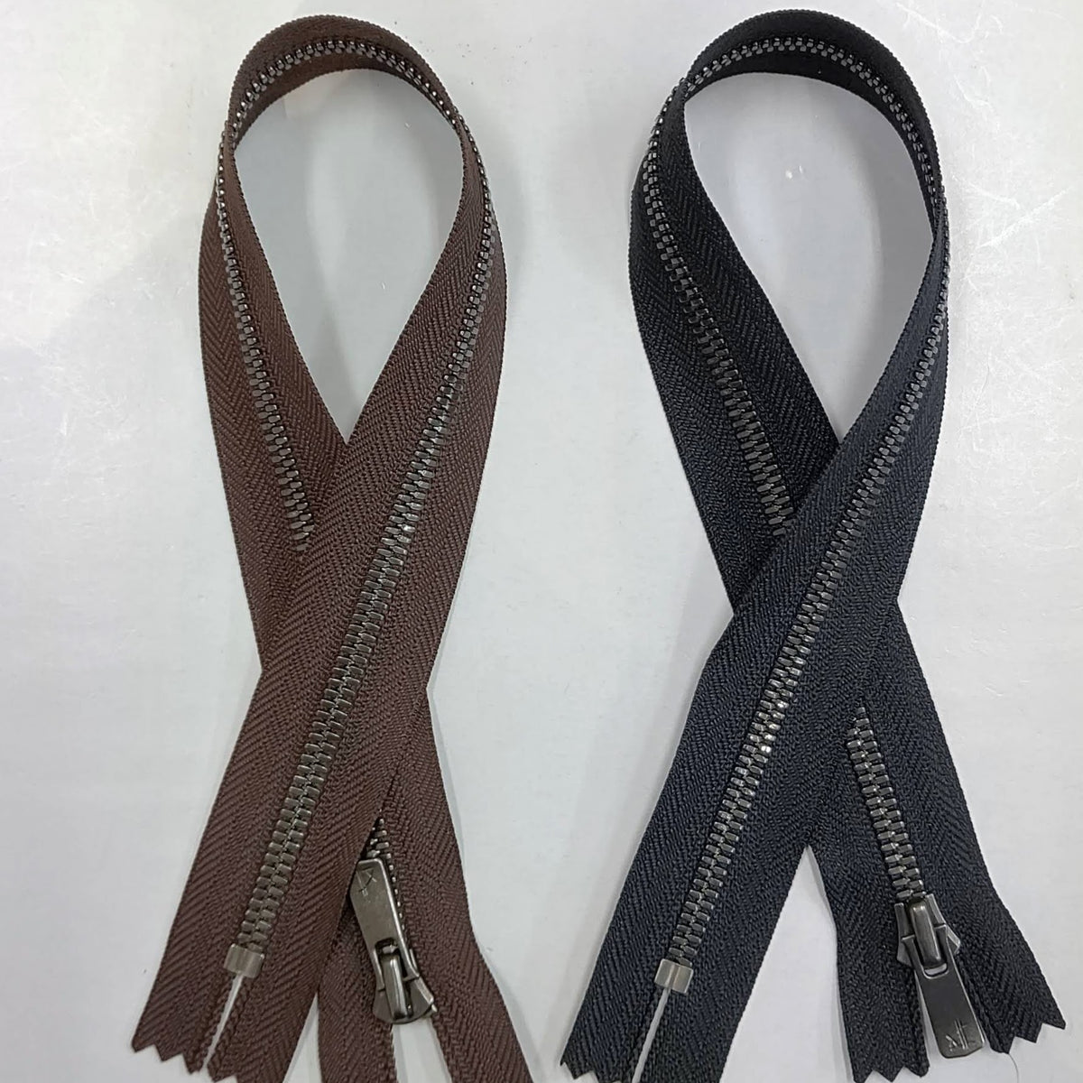 エクセラ® 5SGWV3ブラックシルバー DA2E (止)40㎝ 在庫品 – ファスナー