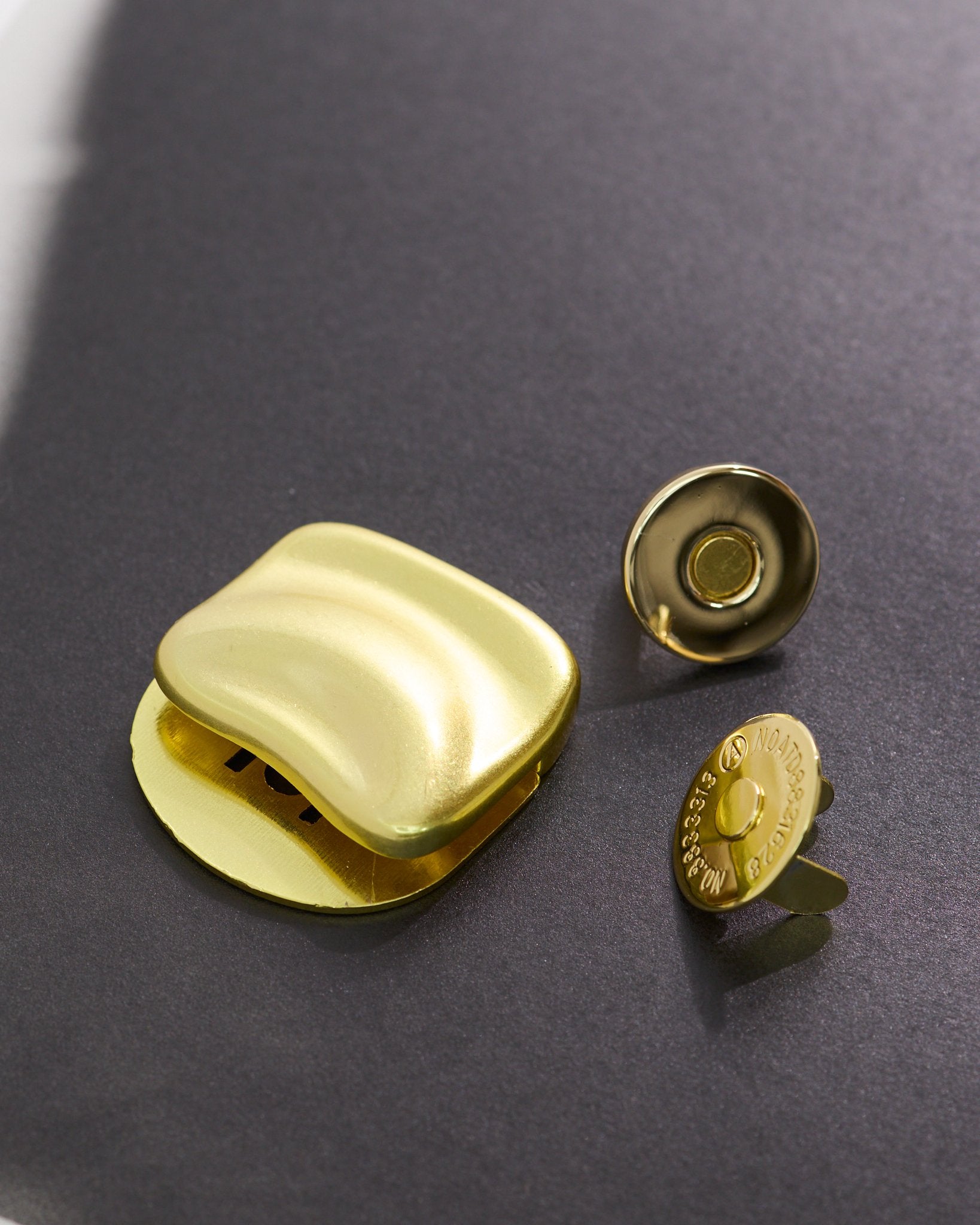 マグネットホック付き金具 約34mm×28mm JPC0205 - アクセサリーパーツ