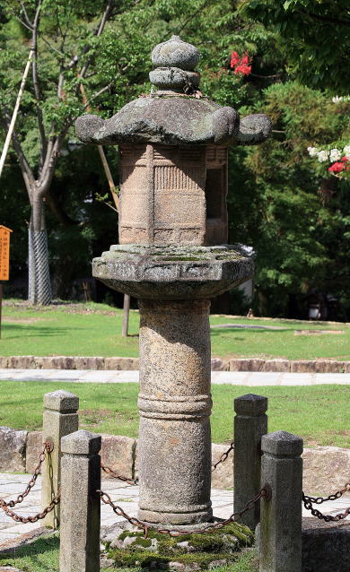 東大寺法華堂（ほっけどう）（三月堂）石燈籠