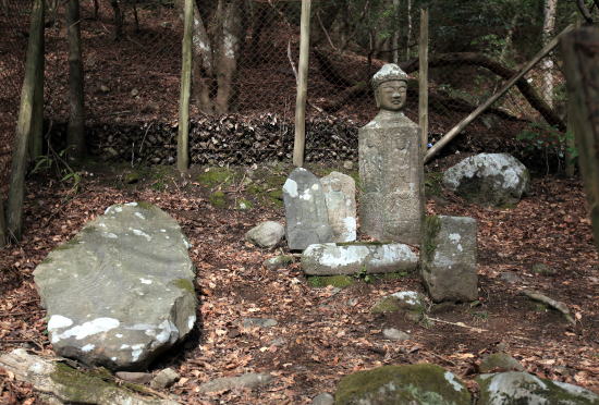 洞（ほら）の仏頭石