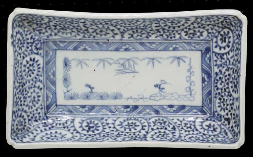 古伊万里の染付たこ唐草見込松竹梅文長皿 – 黒金の舎