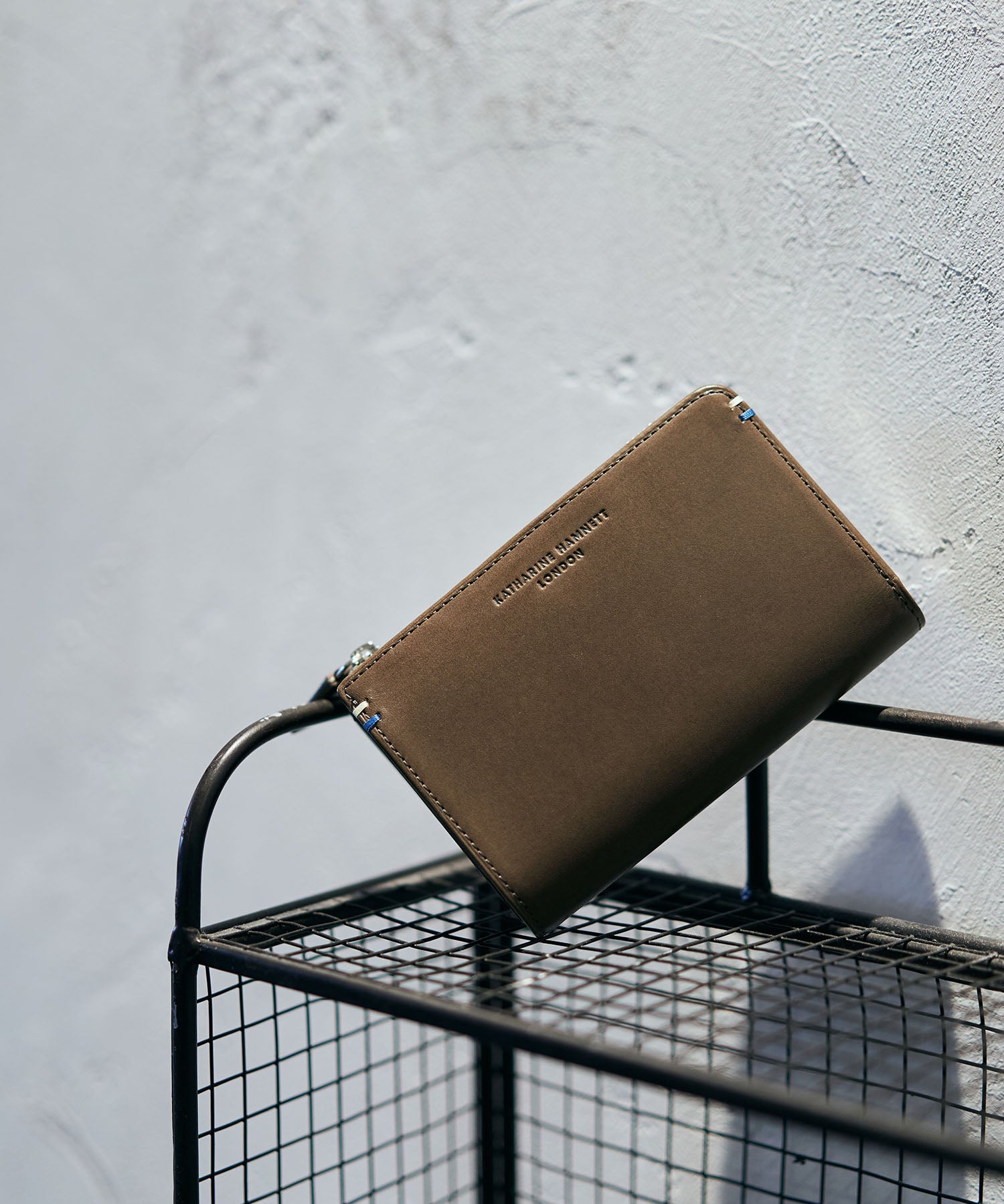 KATHARINE HAMNETT LONDON】VEGA L字ファスナー ミドルウォレット (490