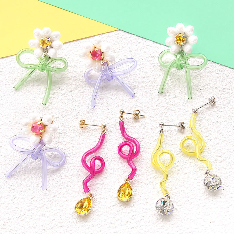 レシピNo.KR0989 PVCチューブのアレンジイヤーアクセサリー2種 – 貴和