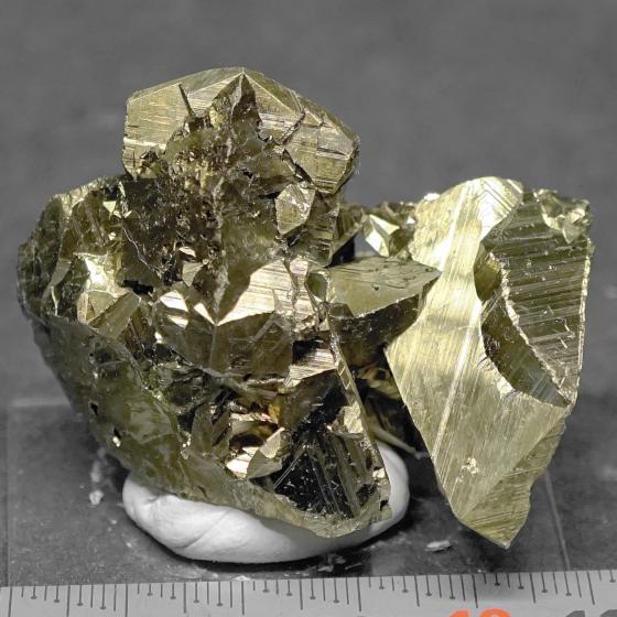 Komurominerals.com ＞ 黄銅鉱・Chalcopyrite[耳付き双晶]