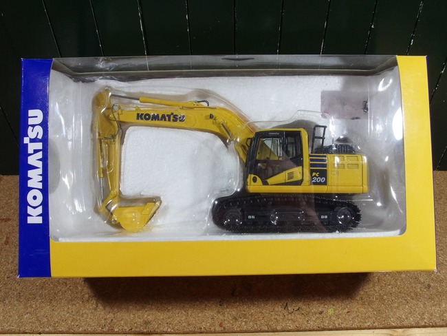 建設機械のミニチュア 1/50 コマツ PC200-10 パワーショベル バック