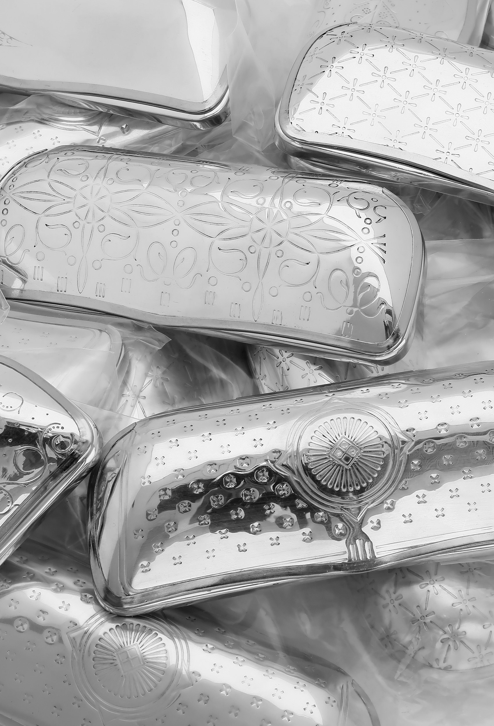 REINHOLD KÜHNのアルミ製デットストックメガネケースが店頭に並びます