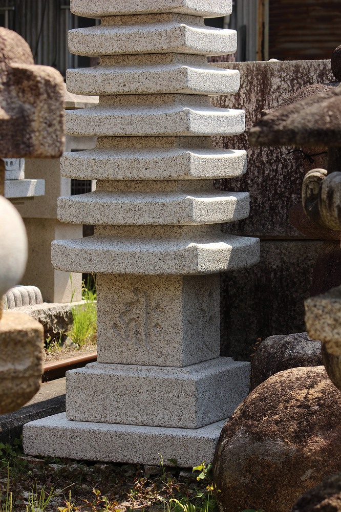 十三重層塔の製品案内愛知県岡崎市の石灯篭・水鉢蹲など石材製品の製造