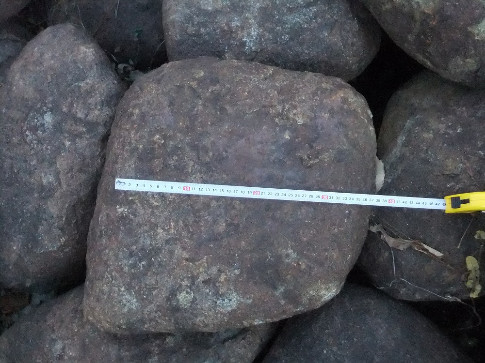 飛び石 本鞍馬石の製品案内愛知県岡崎市の石灯篭・水鉢蹲など石材製品