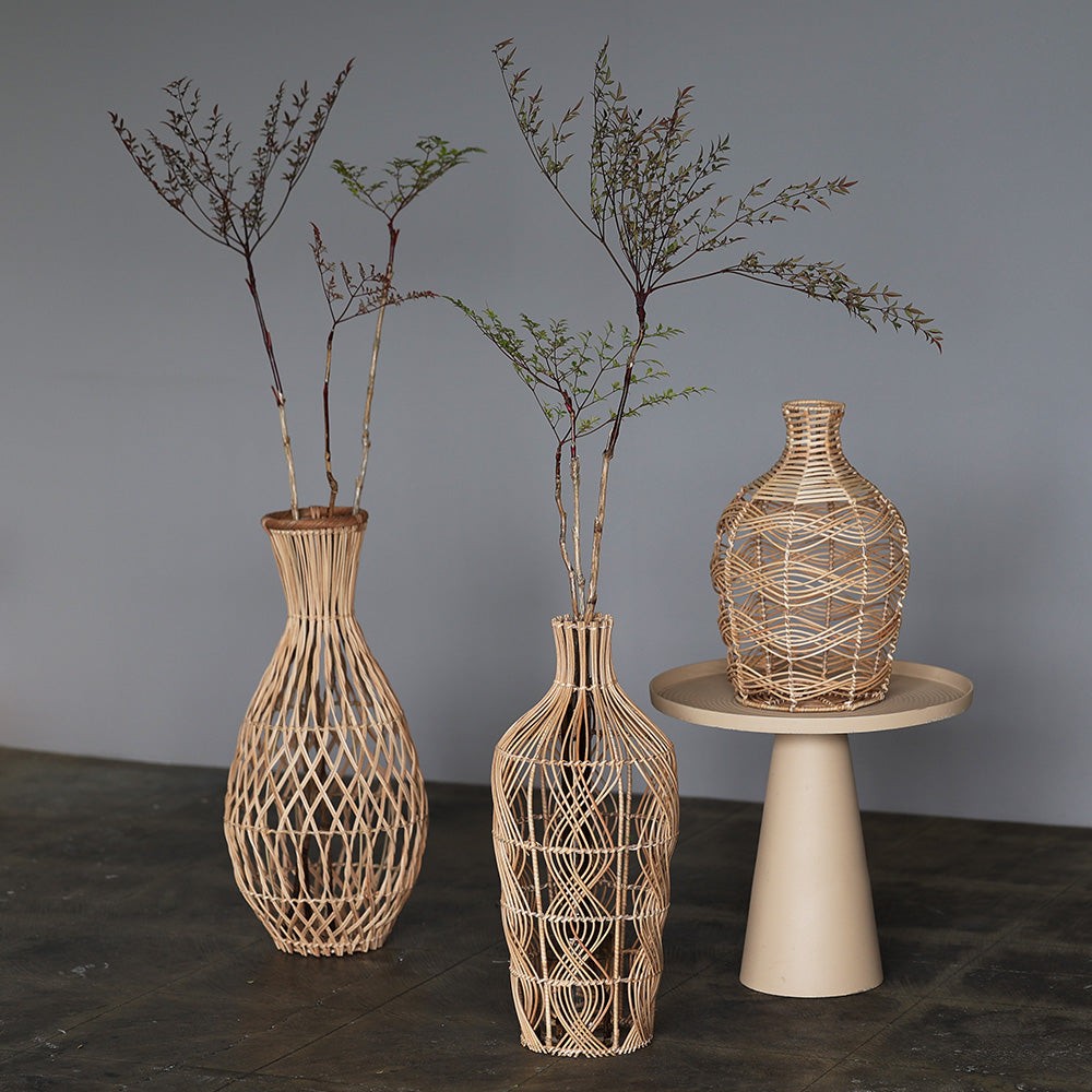 ラタン編みのナチュラルな魅力で、異国雰囲気をそっと奏でるフラワー