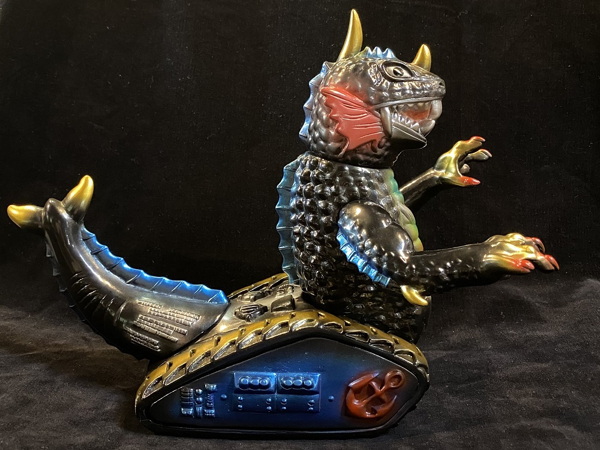 まんだらけ製「海獣戦車アギラス」に「黒成型 まんだらけグランド