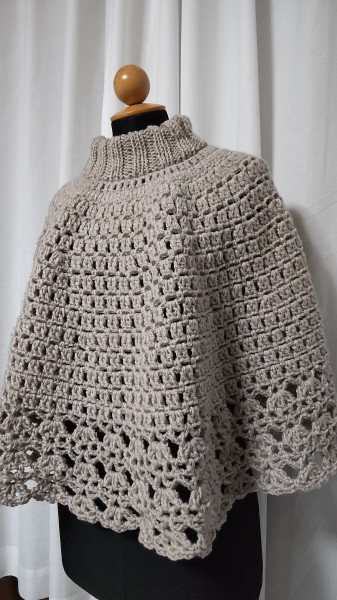 以前編んだポンチョの色違いが欲しくて編みました。 以前と同じ編み方