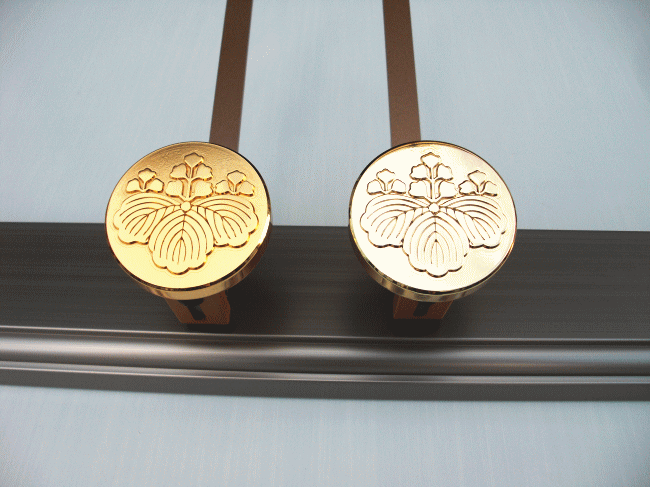 額縁・仏具用「家紋入り額受けくん」の株式会社辻岡金属製作所