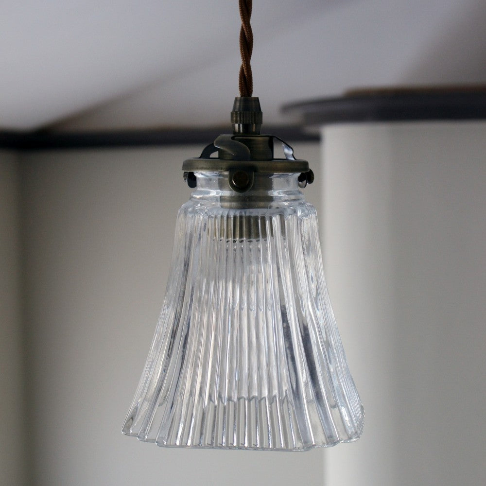 すっきりデザインで灯りが広がる ガラスシェードのペンダントライト