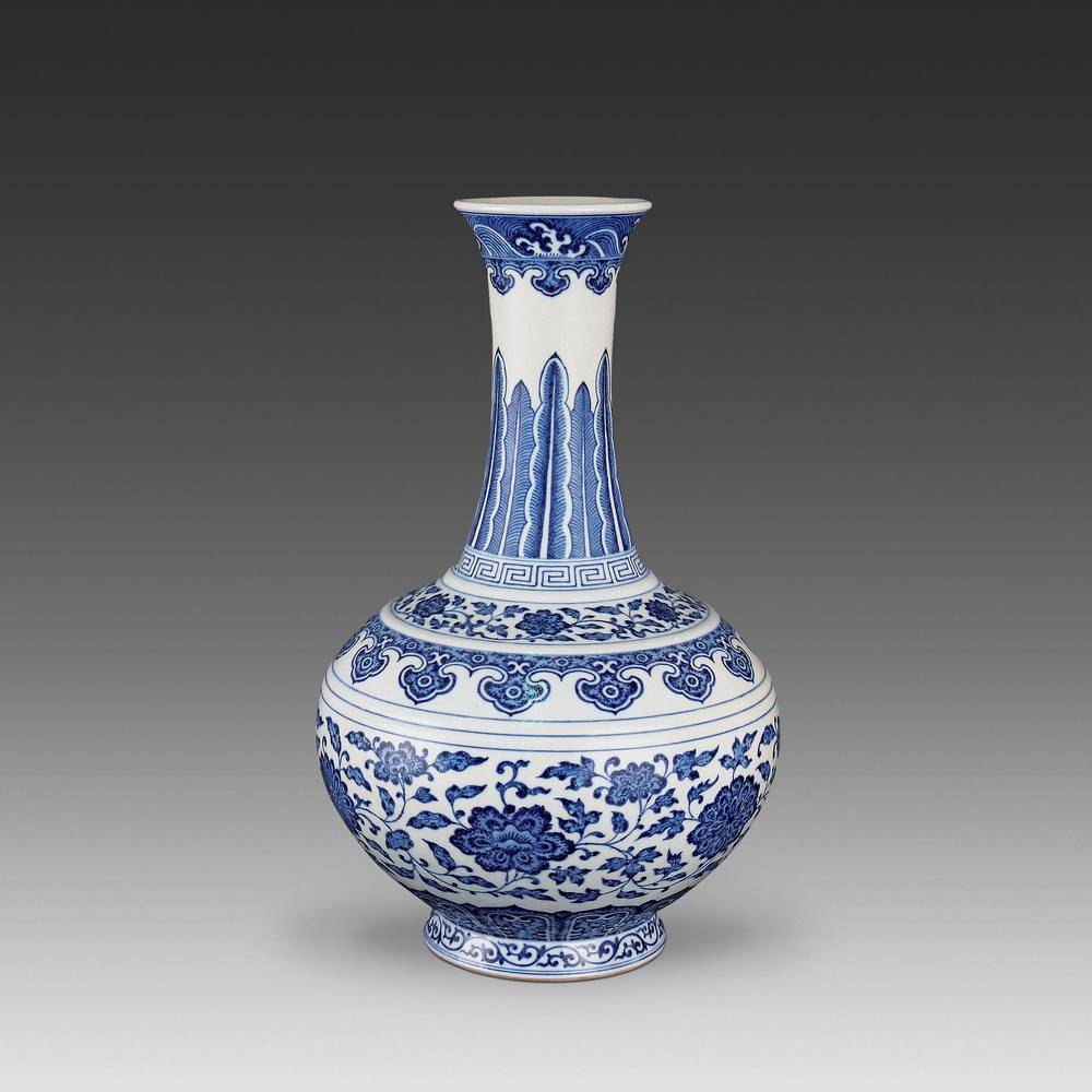 青花缠枝莲纹赏瓶