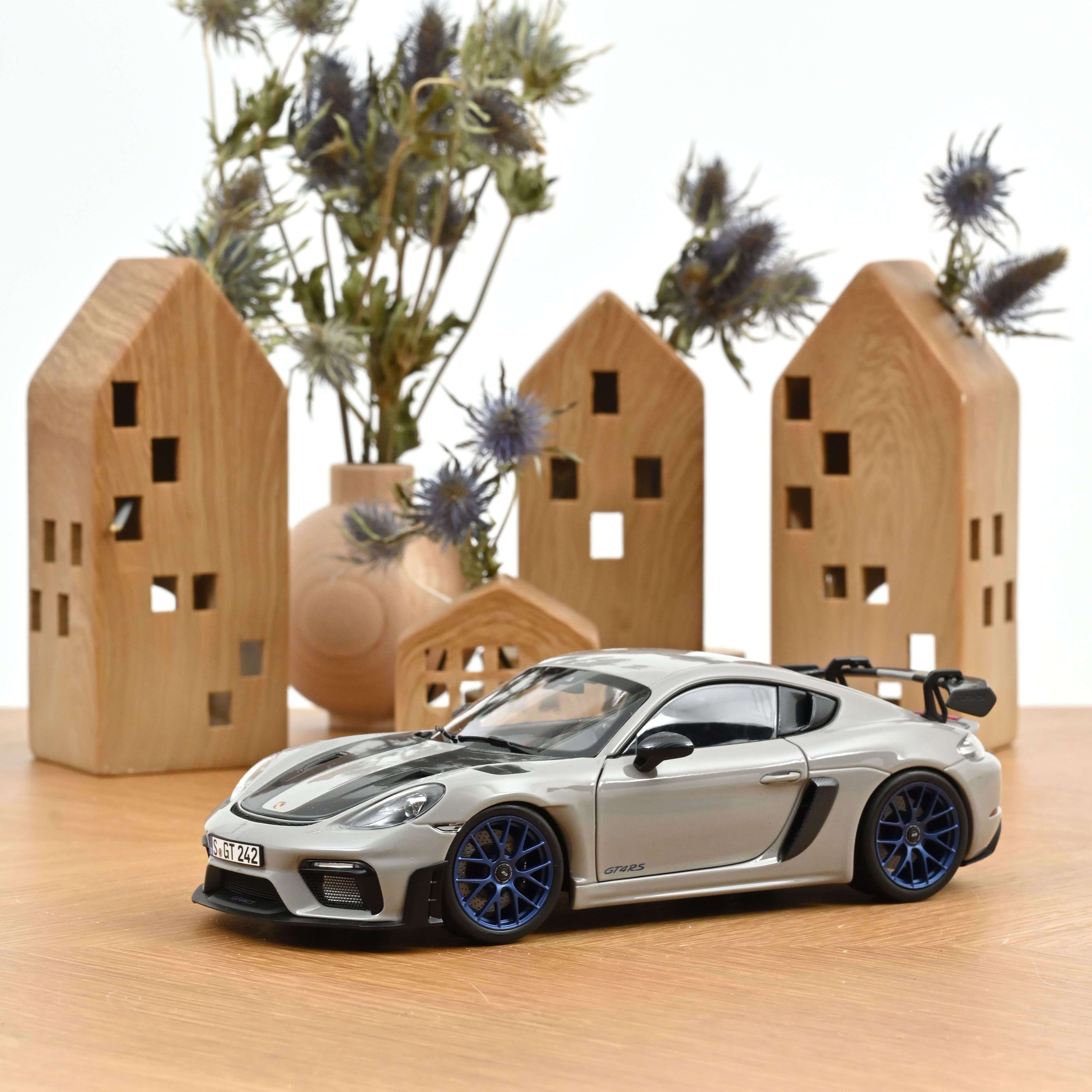 Porsche Cayman GT4 RS w/Weissach Pack 2023 Chalk 1:18 – Norev
