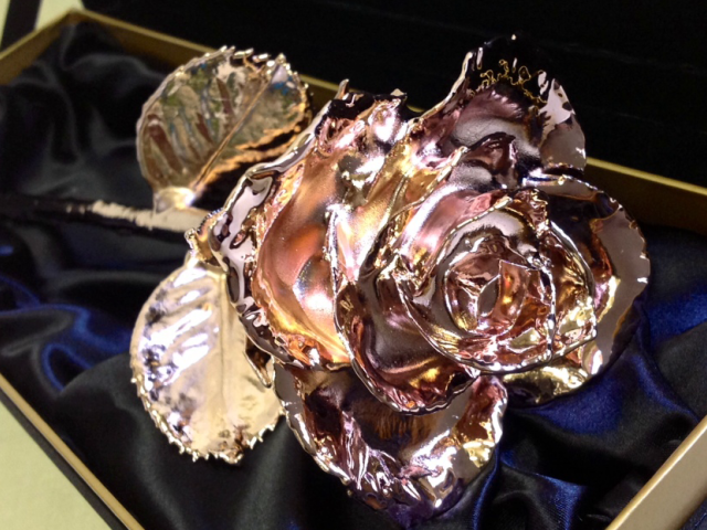 永遠に咲き続ける本物の薔薇！ピンクゴールドローズ