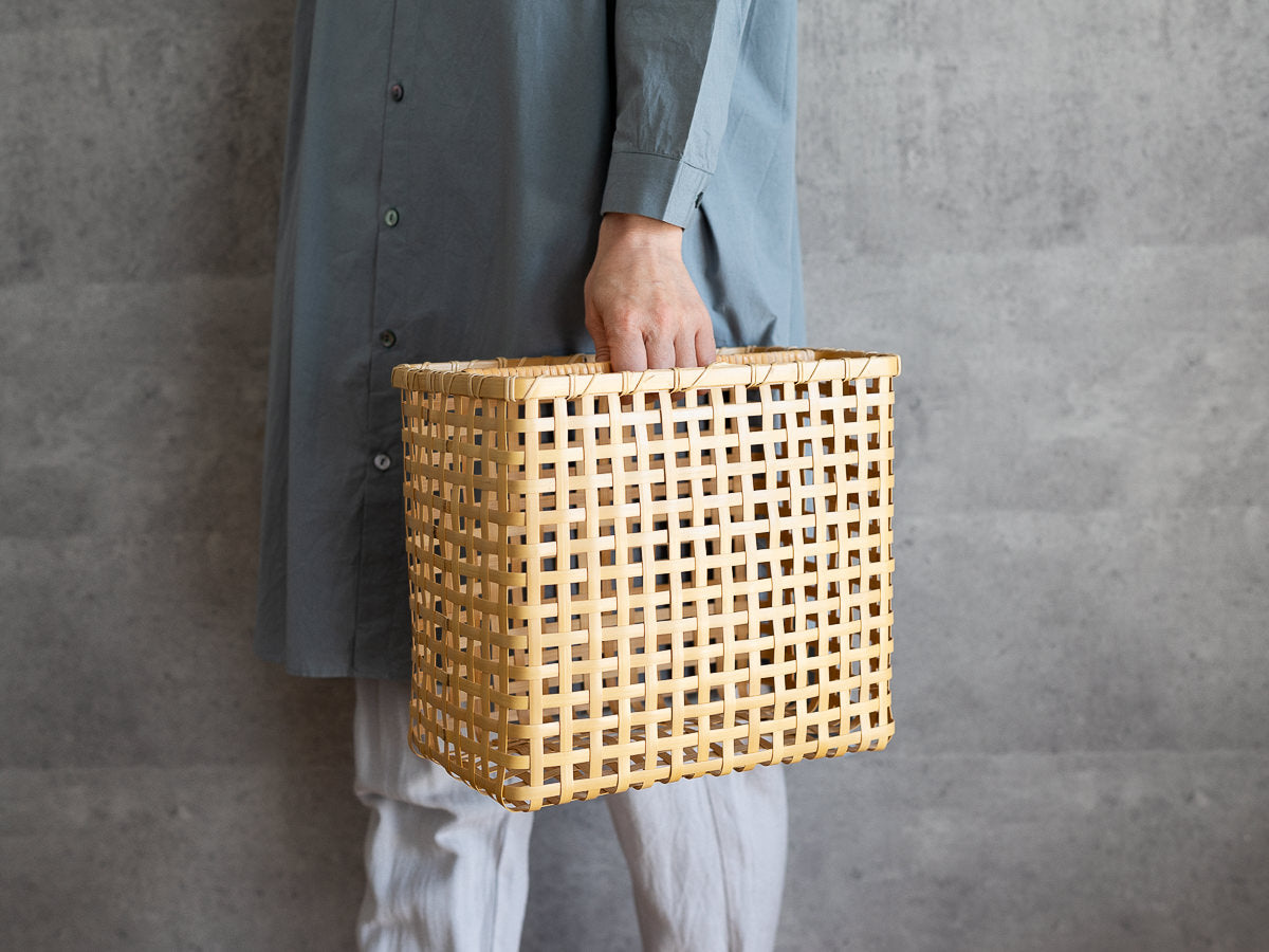 白竹のマガジンラック 四つ目編み 香川の竹細工 – 市川籠店 | 1basketry