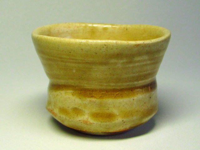 黄瀬戸ぐい呑み（草文）の詳細／陶器販売のたぬき窯
