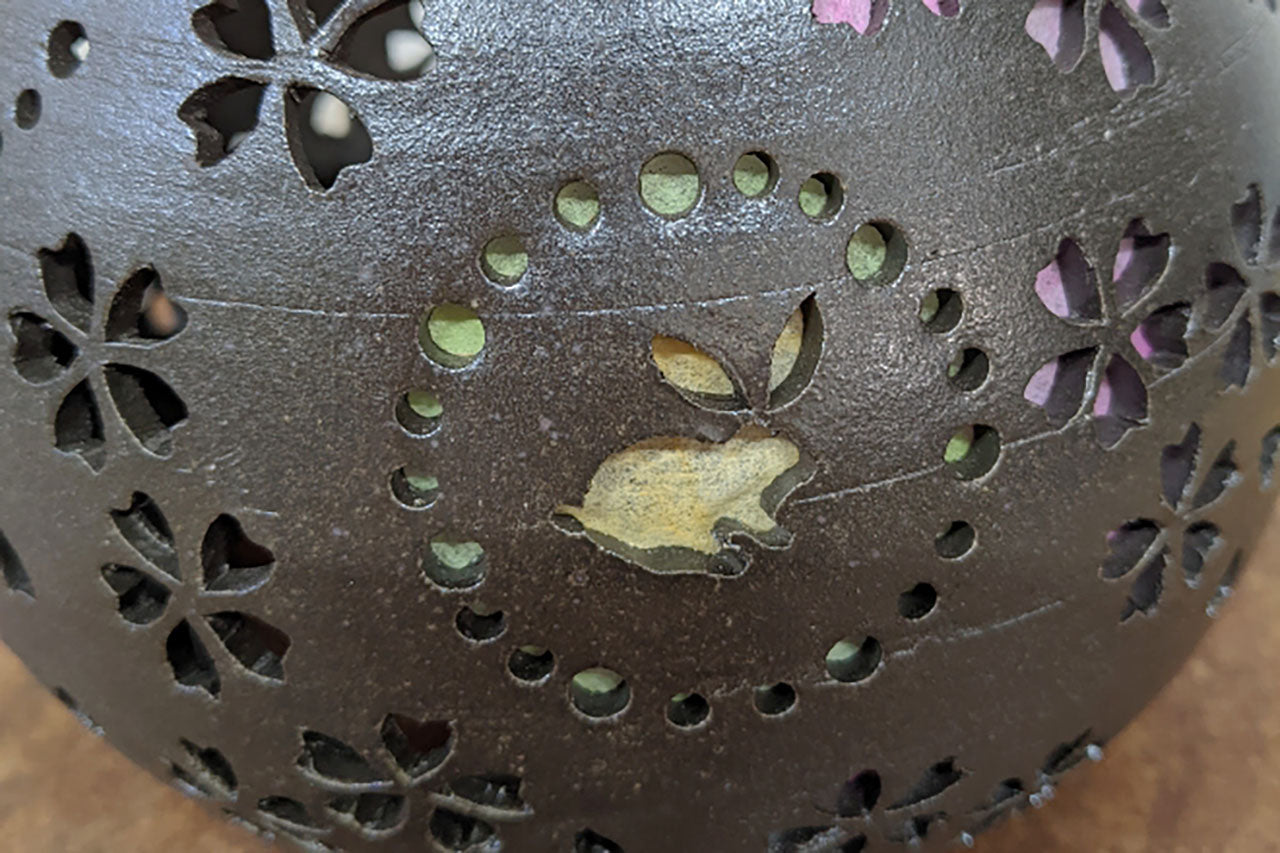 雑貨 「灯りとり うさぎ桜」 根本典子 笠間焼 陶磁器 – Takumi Japan