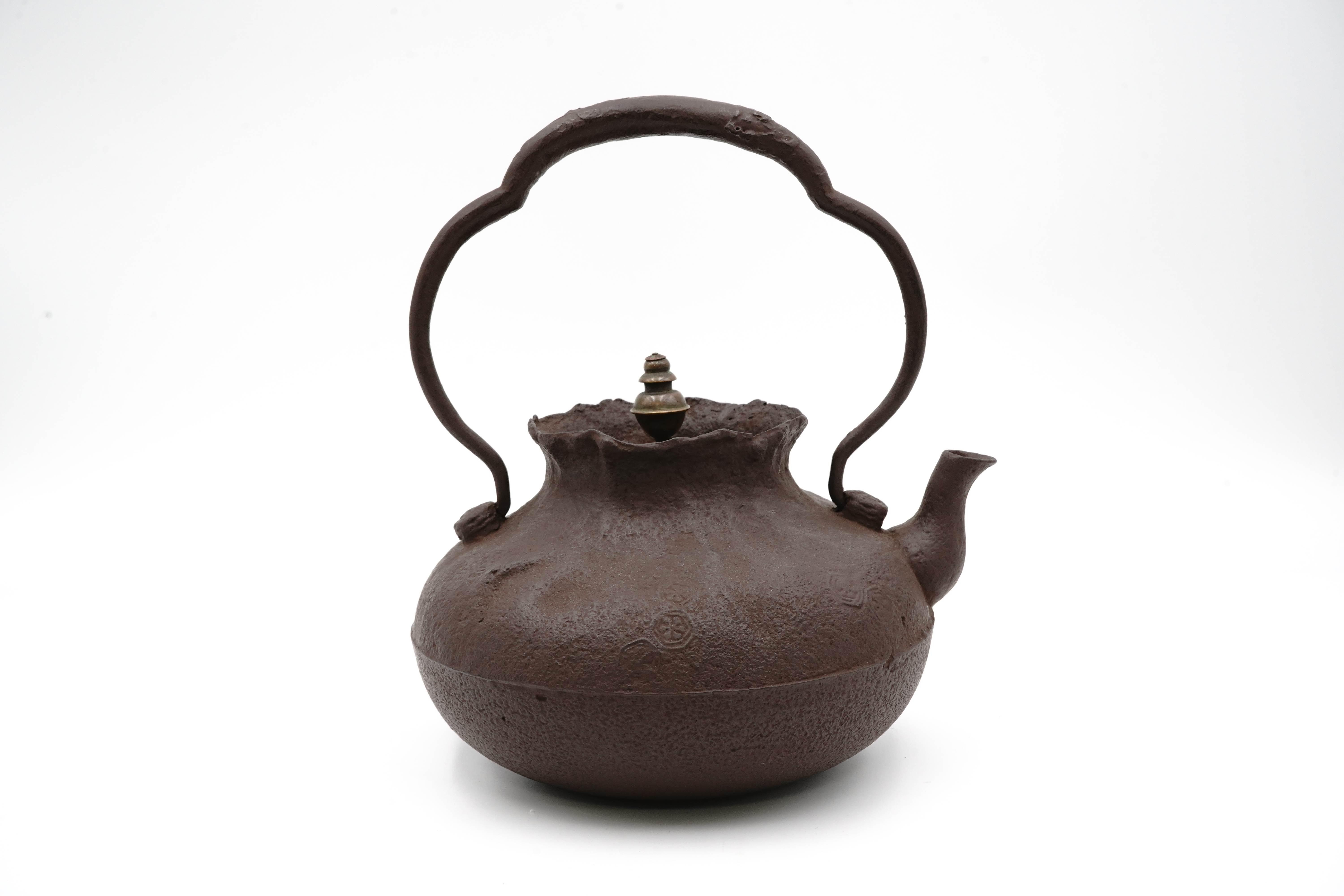 First generation Shunsai Hata Treasure bag-shaped iron kettle