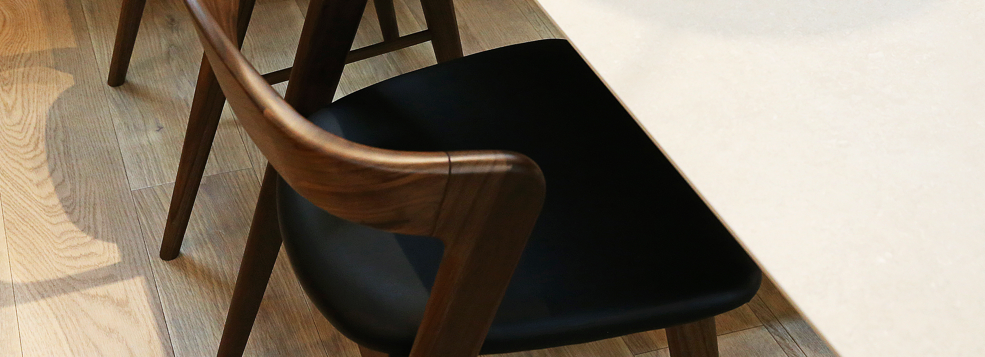 スウェルチェア WALNUT / BLACK(W47xD51.5xH72cm)税込¥57,800 | 高野