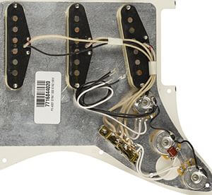 FENDER Pre-Wired Strat Pickguardはピックアップ交換初心者にも