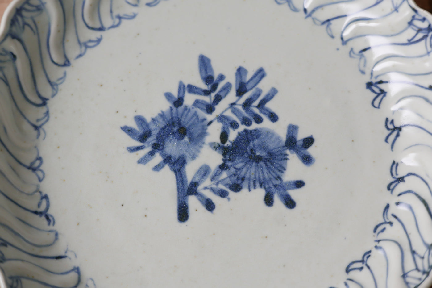 染付捻文六寸輪花皿 – TOKITOIRO onlineshop
