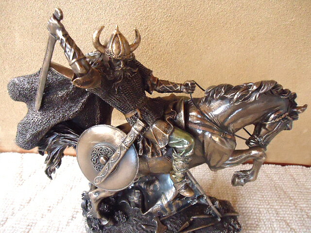 楽天市場】馬の乗った北欧のバイキング戦士 彫像フィギュア ブロンズ風