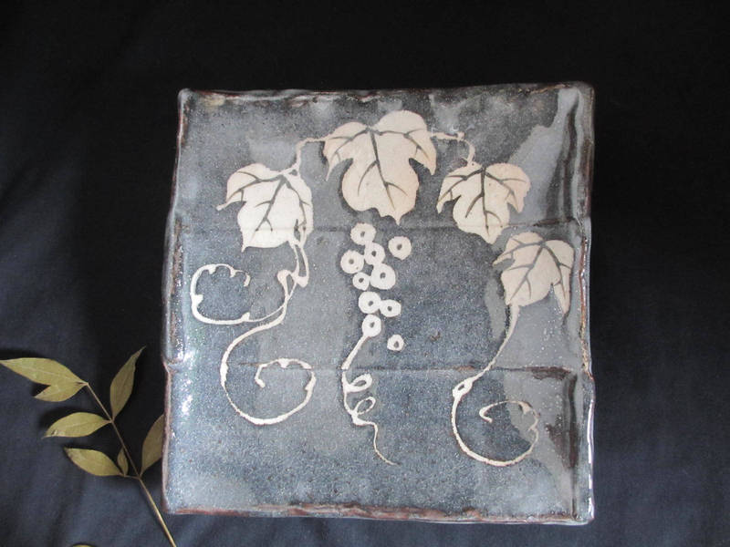 楽天市場】角皿 □ 玉山窯 監修 玉置保夫 鼠志野 葡萄文 四方鉢 (1皿