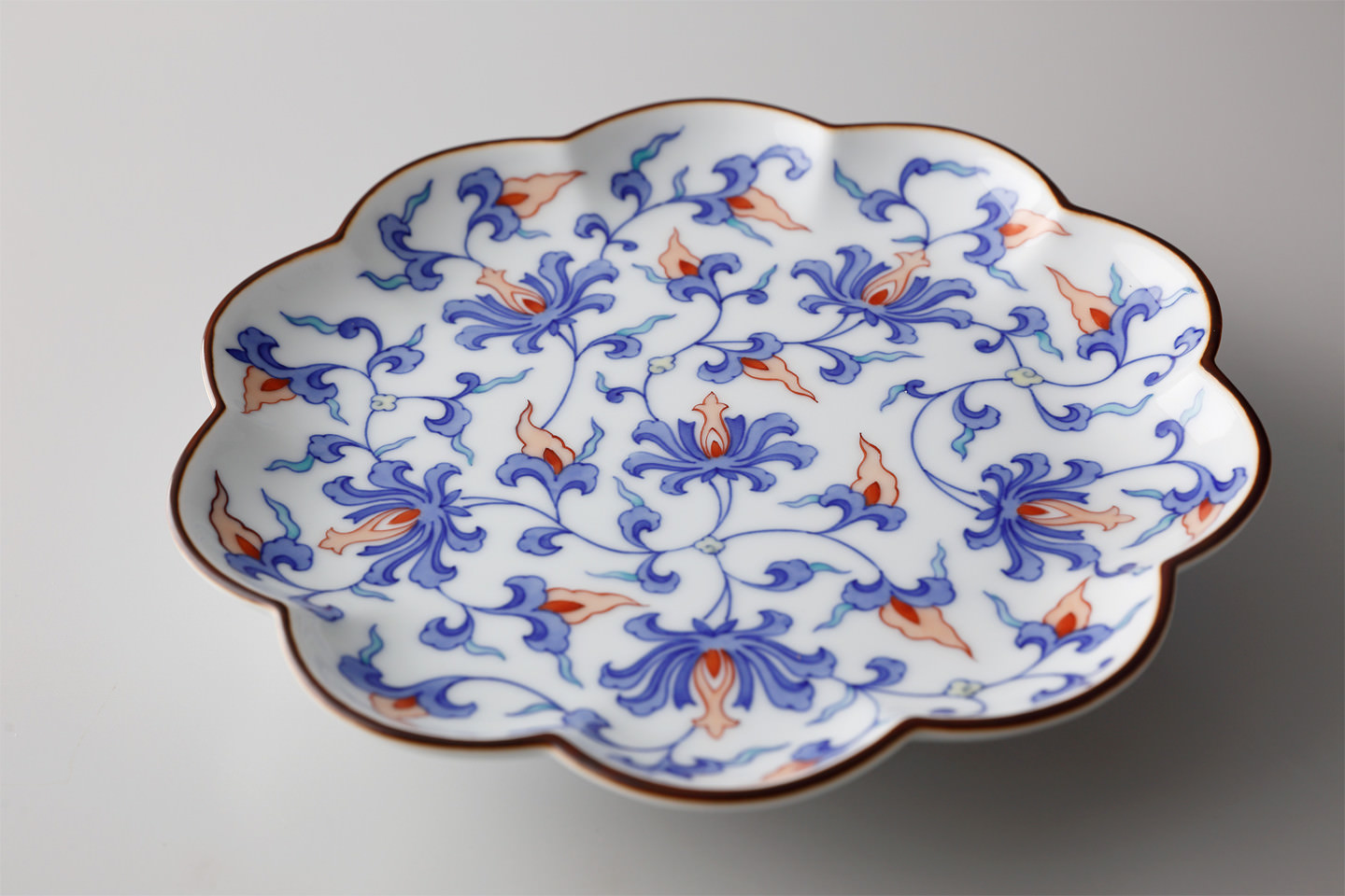 染付・染錦花唐草文輪花皿 | 辻精磁社