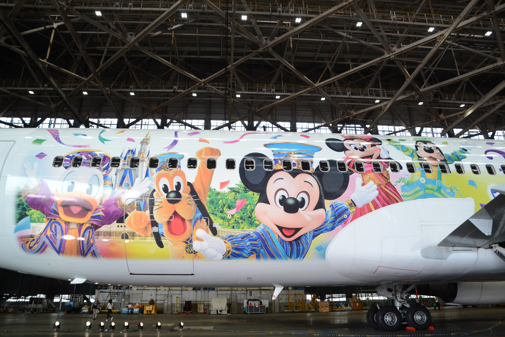 ビッグ5が空を駆け巡る、東京ディズニーリゾート35周年特別塗装機「JAL