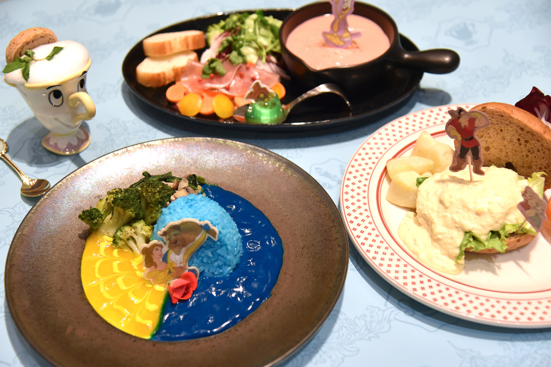 ディズニー映画「美女と野獣」の図書室をイメージしたカフェに行って