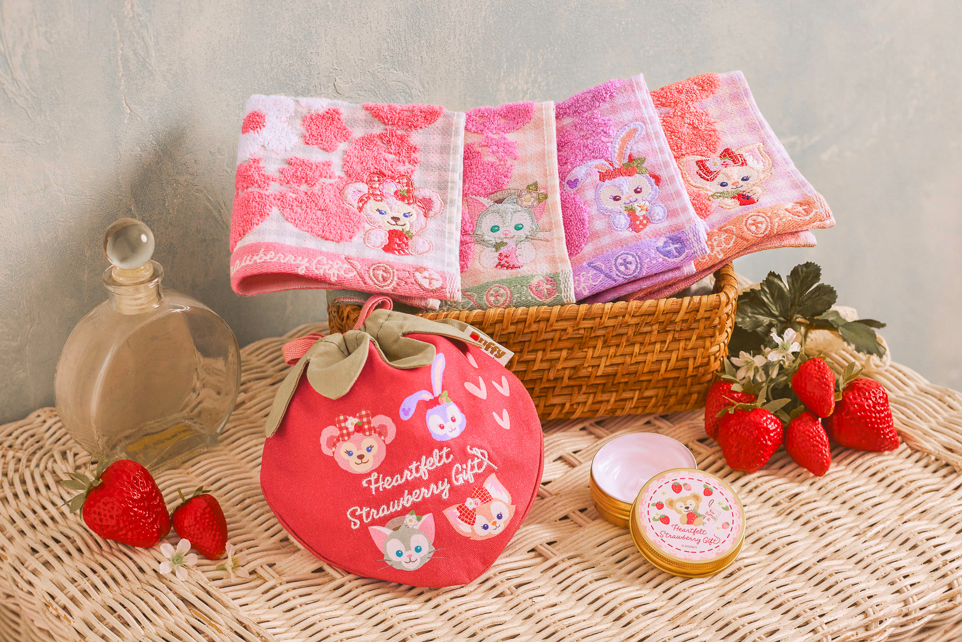 お菓子にメモセット、ハンドクリームも。東京ディズニーシーで春を先