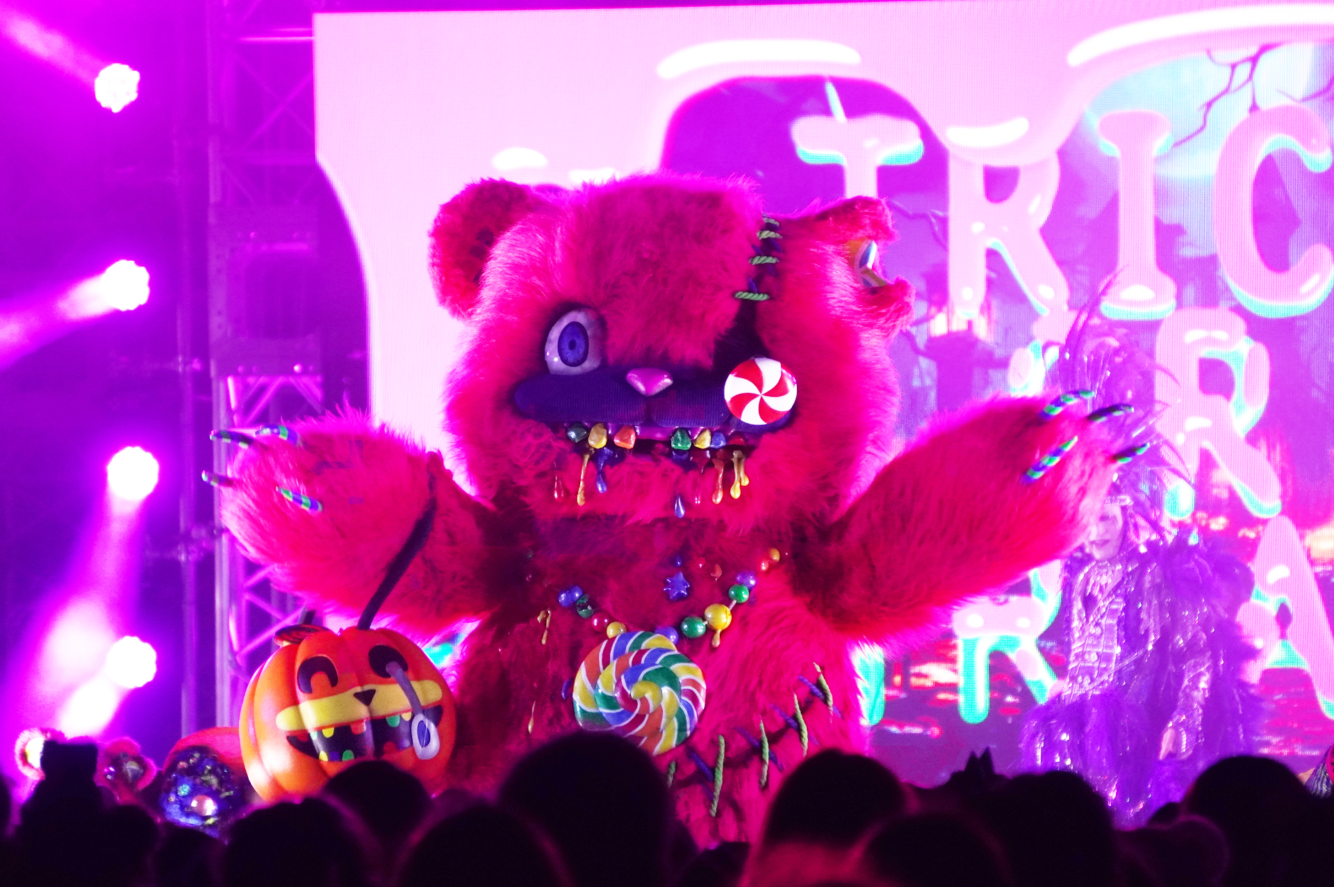 USJ、新キャラ「ハミクマキャンディ」登場で全4体に！ 秋の夜限定