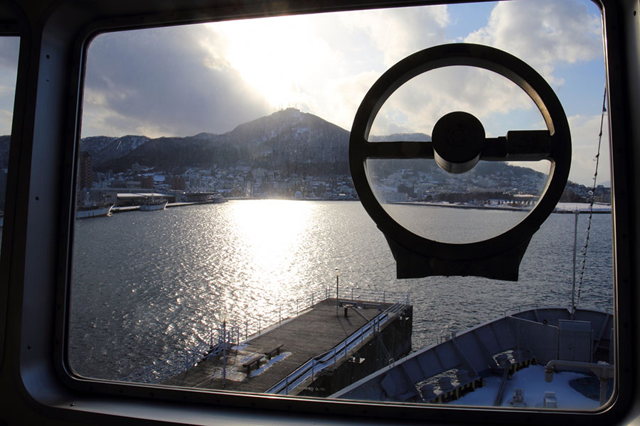 船の窓についている“謎の円盤”は何のため？ 邪魔じゃない？ 鉄道車両