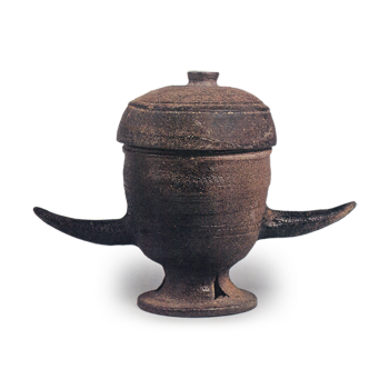 須恵器 双角付有蓋台付盌 | 鶴田 純久の章 お話