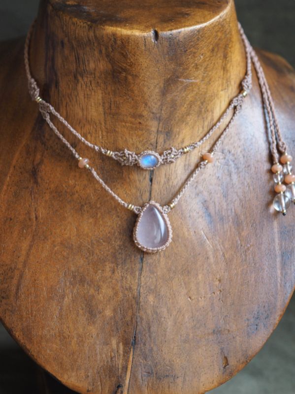 華奢なデザインに胸キュン！二重にバランスよくマクラメ装飾で編み込ま