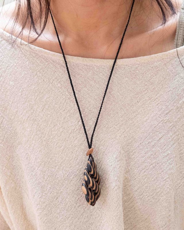 ユニセックスな雰囲気が◎木工職人さんの完全手作業から生み出された