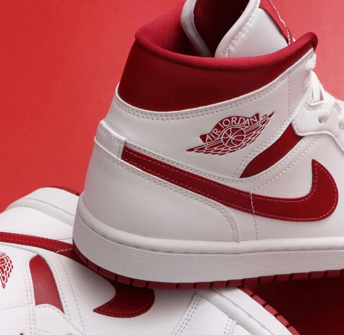 Nike Air Jordan 1 Mid “White/Pomegranate”が国内1月9日/4月12日に