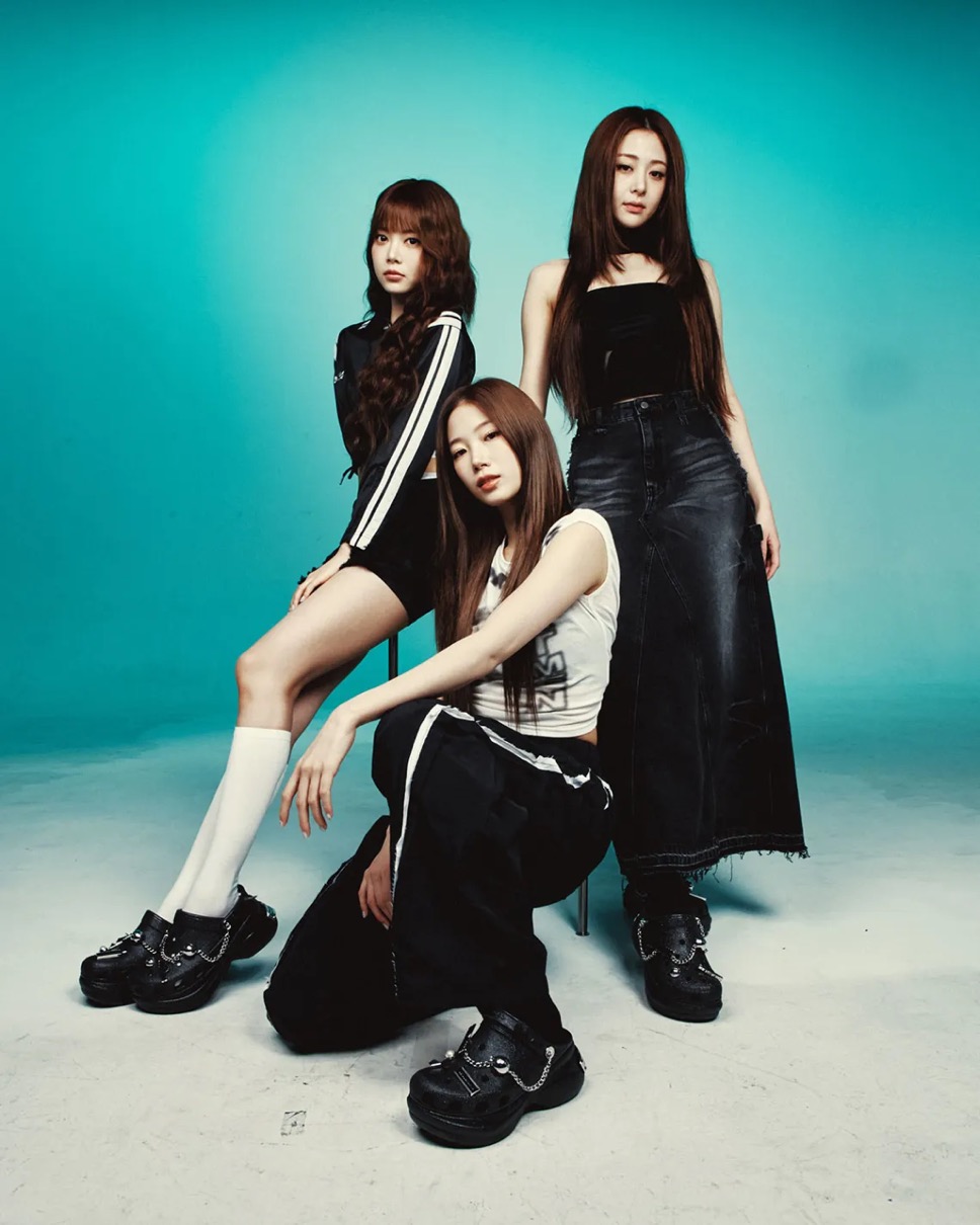 LE SSERAFIM x Crocs コラボサンダルが国内11月6日より発売 | UP TO DATE