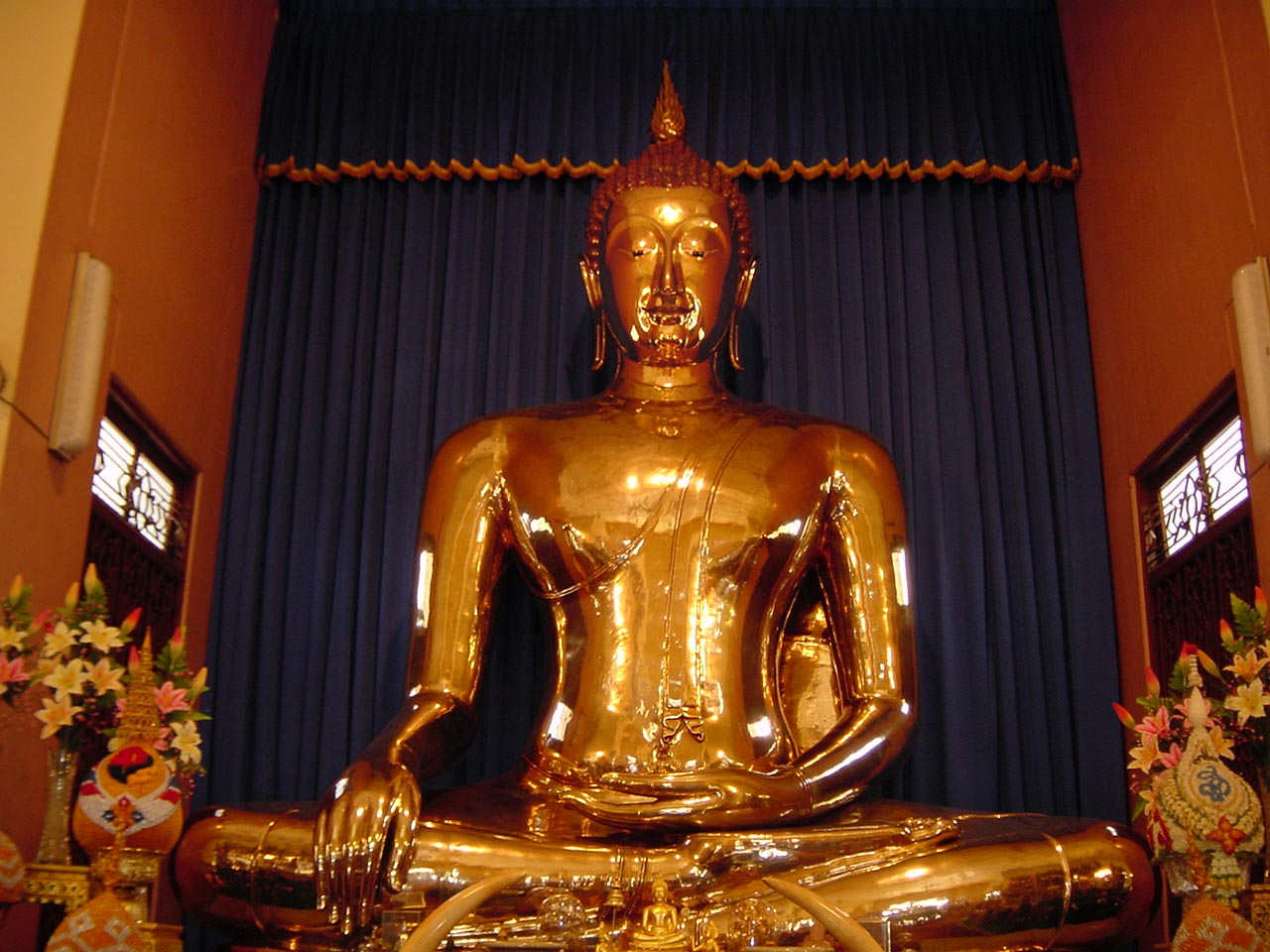 黄金の涅槃像（黄金仏）