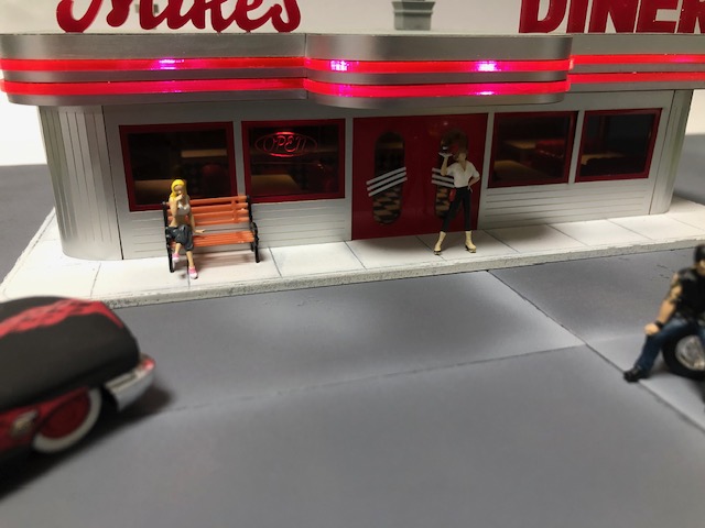 1/64ミニカーサイズで輝くアメリカンダイナー！魅力溢れる建物をご紹介