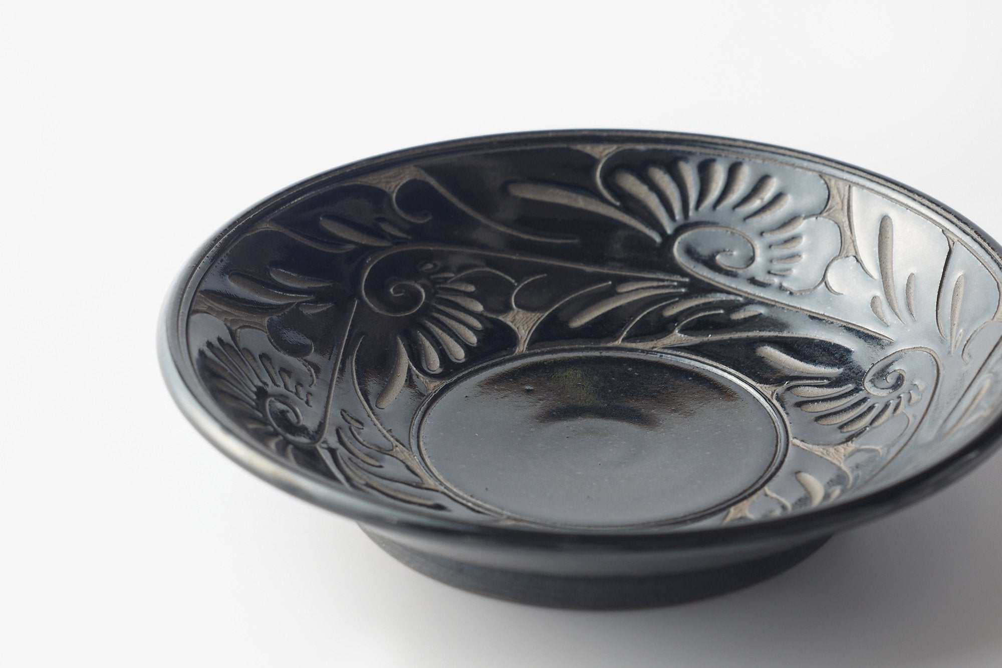 やちむん 唐草線彫 7寸皿｜育陶園