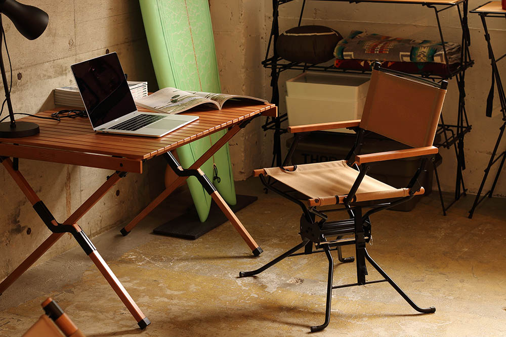 ディレクターズチェアの概念を変える、高さ調整可能な折り畳みチェアが