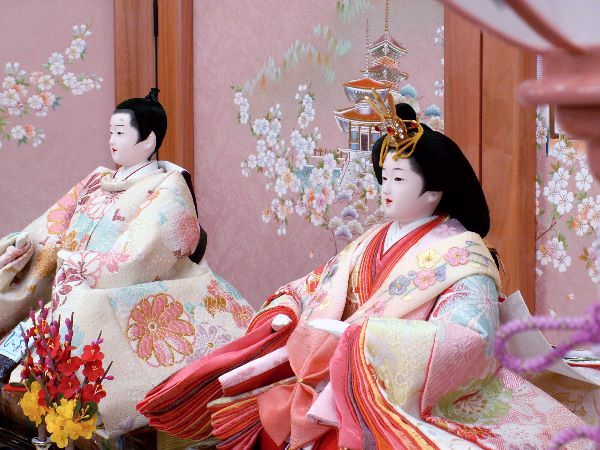 ピンクでコーディネートした豪華な三段飾り！上品なお顔で衣装もグー