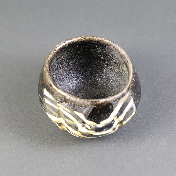 丸田宗彦 作 唐津黒織部ぐい呑 – ギャラリー一番館オンラインショップ