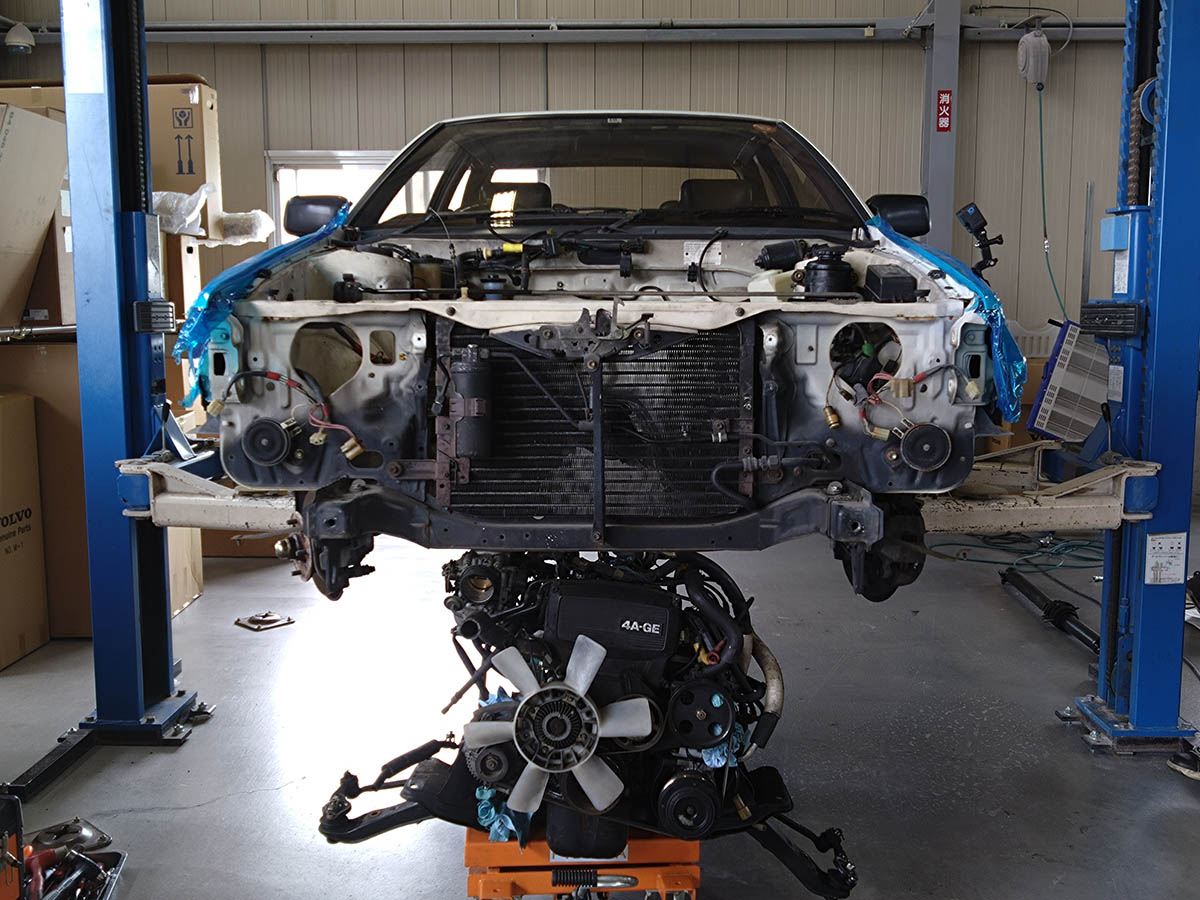 エンジンルームからエンジンを降ろす｜AE86 1984 再生プロジェクト